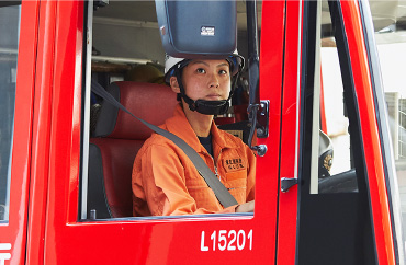 消防車を運転する様子